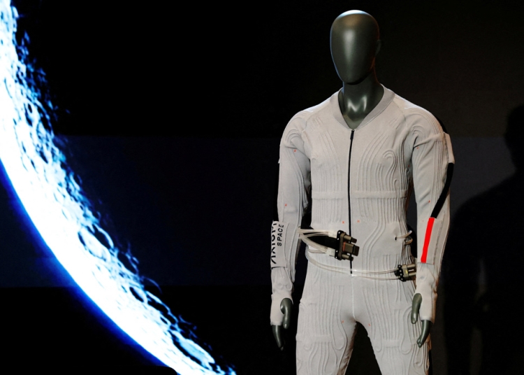 NASA ще облече Prada, докато луксозната група навлиза в космическата индустрия