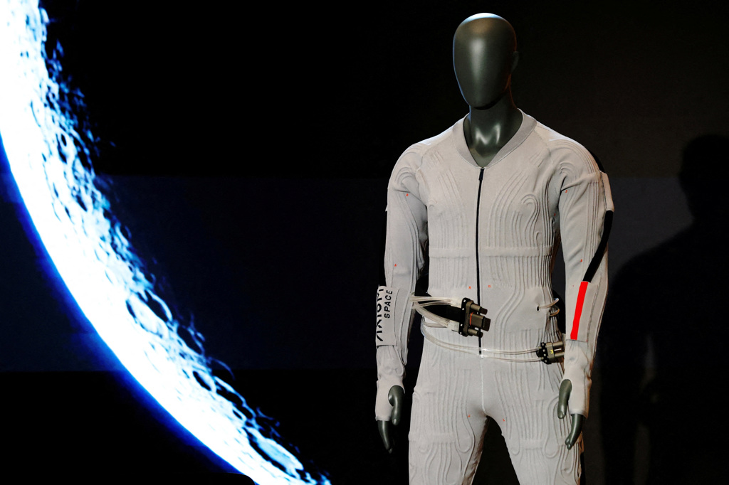 NASA ще облече Prada, докато луксозната група навлиза в космическата индустрия