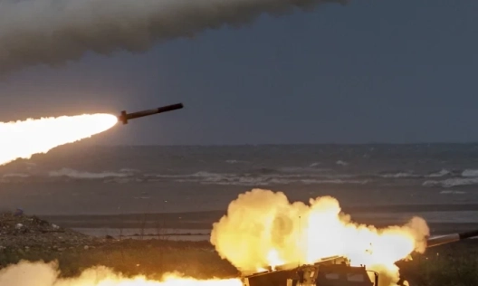 Денят в Снимки: Тайвански учения с боеприпаси, изслушването за връзките на Бил Гейтс с Епстийн и присъдата за нападението с киселина от индонезийската армия