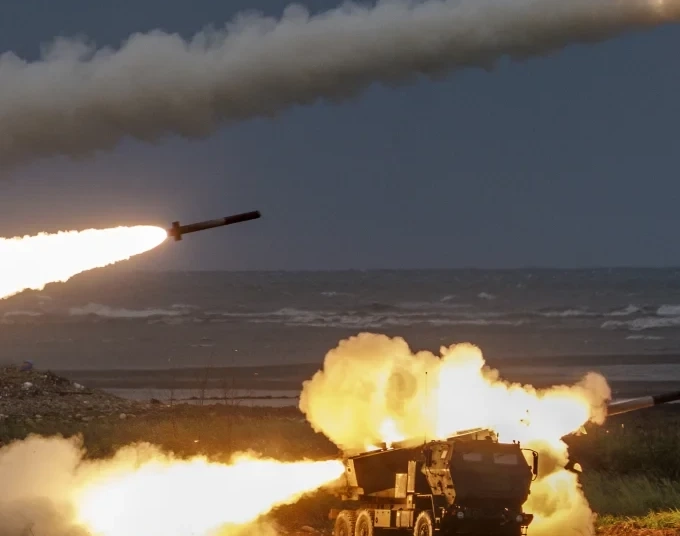 Денят в Снимки: Тайвански Учения с Боеприпаси, Изслушването за Връзките на Бил Гейтс с Епстийн и Присъдата за Нападението с Киселина от Индонезийската Армия