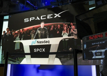 Илон Мъск се превърна в първия трилионер в света, след като акциите на SpaceX отбелязаха значителен ръст при IPO дебюта си на пазара 1 Илон Мъск стана първият трилионер в света, след като акциите на SpaceX отбелязаха рязък ръст при дебюта си на пазара