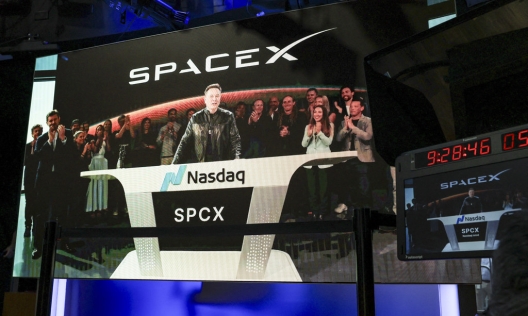 Илон Мъск стана първият трилионер в света, след като акциите на SpaceX отбелязаха рязък ръст при дебюта си на пазара