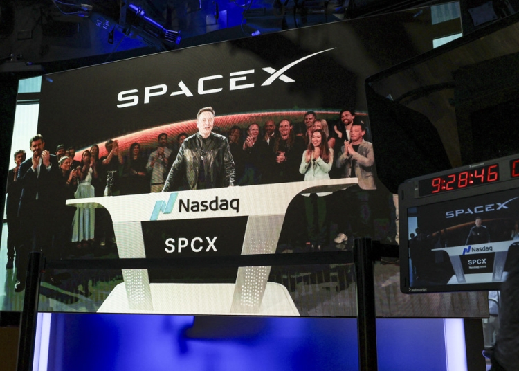 Илон Мъск стана първият трилионер в света, след като акциите на SpaceX отбелязаха рязък ръст при дебюта си на пазара