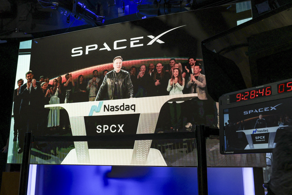Илон Мъск стана първият трилионер в света, след като акциите на SpaceX отбелязаха рязък ръст при дебюта си на пазара
