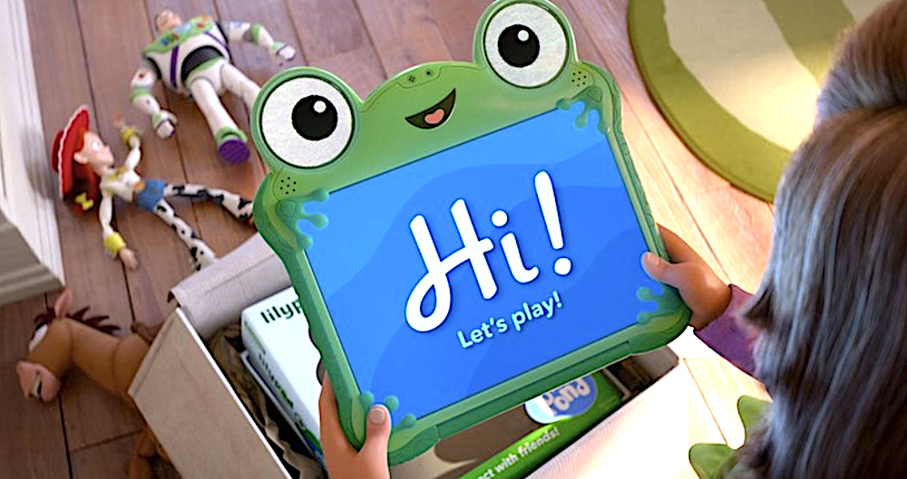 „Играта на играчките 5": Най-доброто от поредицата с най-важното послание 7 Бони (озвучена от Скарлет Спиърс) гледа новия си таблет на име Лилипад (озвучена от Грета Лий) в „Играта на играчките 5.