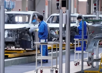 Volkswagen планира да съкрати предлаганите модели, докато търсенето на електромобили в Европа нараства 2 Служители работят на поточната линия в завода за електрически автомобили MEB на SAIC Volkswagen в Шанхай, Китай, 8 ноември 2019 г. (Aly Song/Reuters)