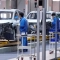 Volkswagen планира да съкрати предлаганите модели, докато търсенето на електромобили в Европа нараства 18 Служители работят на поточната линия в завода за електрически автомобили MEB на SAIC Volkswagen в Шанхай, Китай, 8 ноември 2019 г. (Aly Song/Reuters)