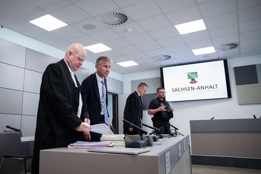 Бьорн Хьоке е застанал между адвокатите си Улрих Фосгерау и Ралф Хорнеман по време на съдебното дело за изричане на думите „Всичко за Германия“ в окръжния съд в източногерманския град Хале на 14-ти май 2024 г. Снимка: Рони Хартман / Ройтерс