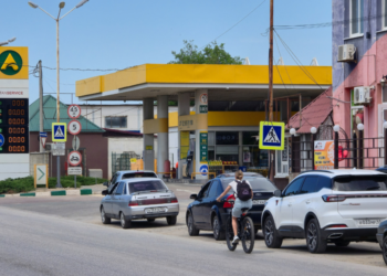 Международната енергийна агенция (МЕА) понижи прогнозите си за производството на руски петрол поради атаките от Украйна 34 МАЕ намали прогнозите за руския нефтодобив заради украинските атаки