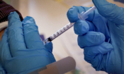 Проучване за ваксината срещу COVID-19, блокирано от списанието на CDC, беше публикувано 5 id6053414 gettyimages 1422319464 vs
