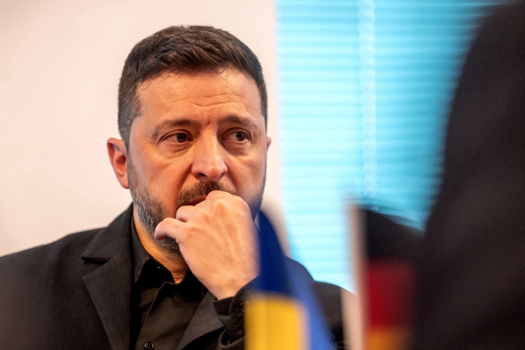 Зеленски обяви, че е образувано разследване, след като 10 души загинаха при взрив на склад за боеприпаси