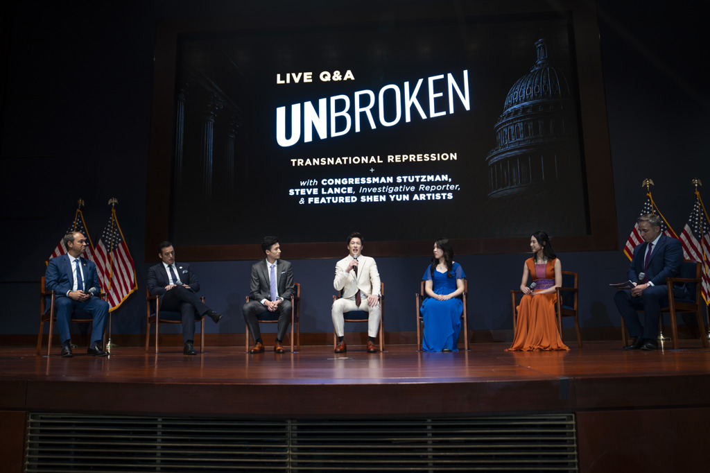Документалният филм Unbroken подчертава заплахата от комунизма 34 (L–R) Rep. Marlin Stutzman (R-Ind.); Shen Yun emcee Leeshai Lemish; Shen Yun artists Lucas Browde, Jesse Browde, Rachel Chen, and Angela Lin; and NTD host and executive producer Steve Lance speak during a panel discussion after a special viewing of the documentary “Unbroken: The Untold Story of Shen Yun” at the U.S. Capitol on July 22, 2026. (Madalina Kilroy/The Epoch Times)