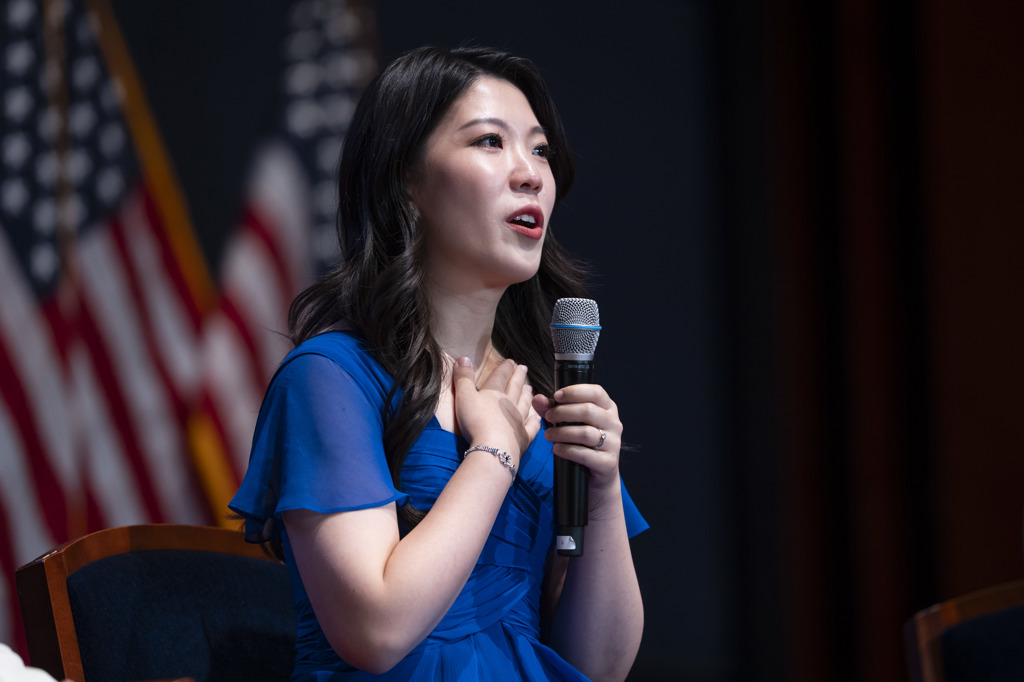 Документалният филм Unbroken подчертава заплахата от комунизма 35 Shen Yun artist Rachel Chen speaks during a panel discussion after a special viewing of the documentary “Unbroken: The Untold Story of Shen Yun” at the U.S. Capitol on July 22, 2026. (Madalina Kilroy/The Epoch Times)
