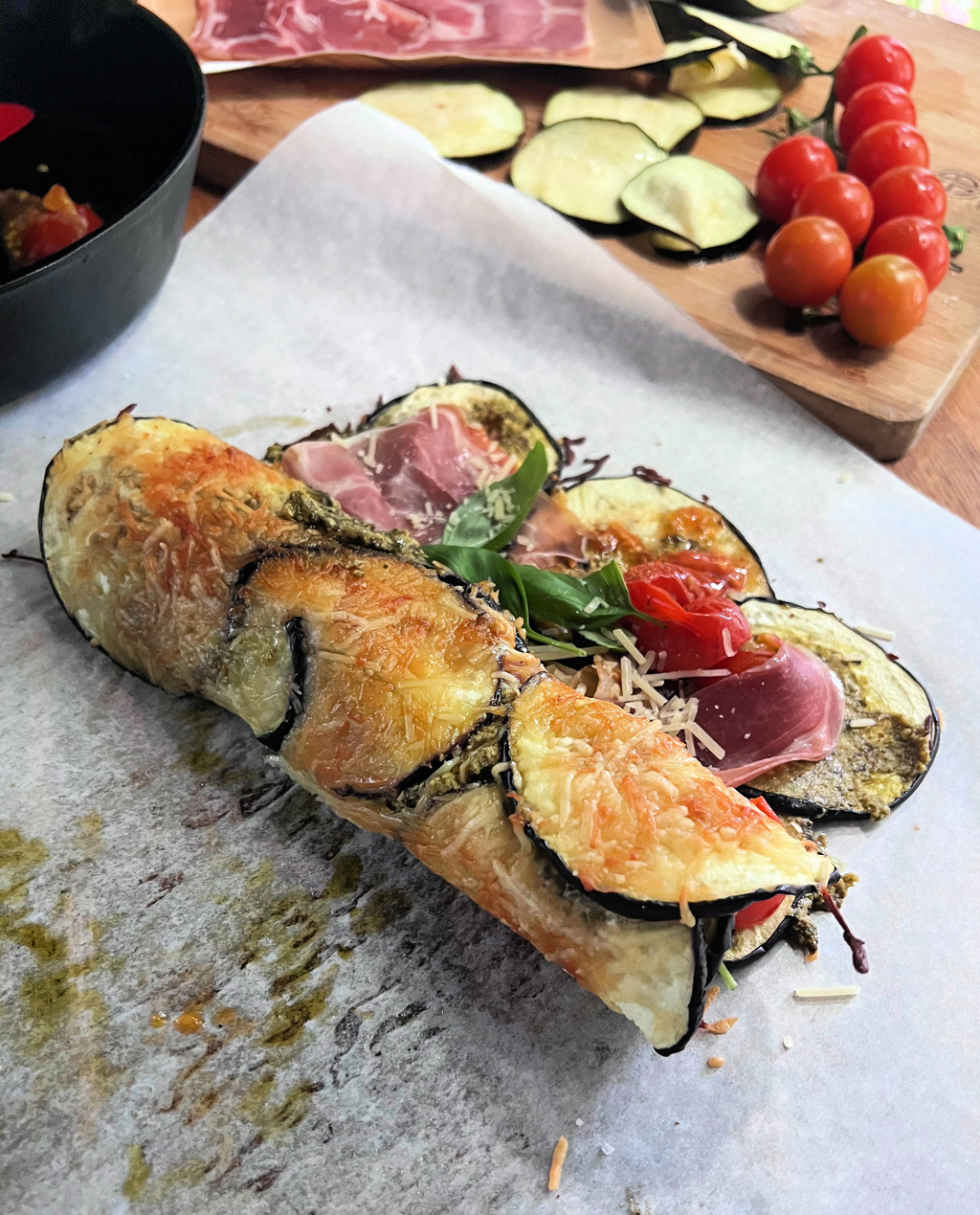 Сиренените плоски питки с патладжан имат вкус на лято 4 Печен патладжан, слепен с разтопено сирене, служи като плоска питка в този полезен, предимно вегетариански сандвич. (Гретчен Маккей/Pittsburgh Post-Gazette/TNS)