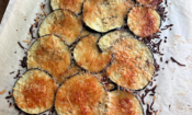 Сиренените плоски питки с патладжан имат вкус на лято 3 Патладжаненото руло започва с тънки резени патладжан, покрити с настъргано сирене, което се изпече в сиренена, гъвкава плоска питка. (Гречън Маккей/Pittsburgh Post-Gazette/TNS)