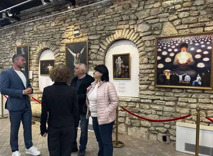 Мартин Пантелеев: „Per aspera ad astra“ - през мрака, към светлината – това е посланието на тази изложба 5 image 2