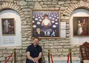 Мартин Пантелеев: „Per aspera ad astra“ - през мрака, към светлината – това е посланието на тази изложба 5 Цигуларят и композитор Мартин Пантелеев по време на представяне на Изложбата „Изкуството на Джън-Шан-Жен“ в Културен център "Двореца" в Балчик (1-15 май, 2026)