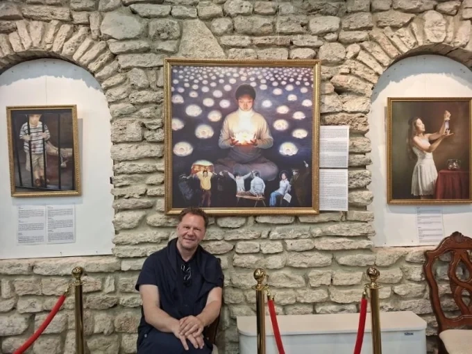 Мартин Пантелеев: „Per aspera ad astra“ – през мрака, към светлината – това е посланието на тази изложба