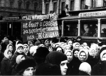 Национализацията на… жените в СССР 1 Манифестация на „свободните“ жени в Свердловск. Текстът на лозунга гласи: „Ако жената е робиня, няма да има и свобода. Да живее равноправната жена!“.