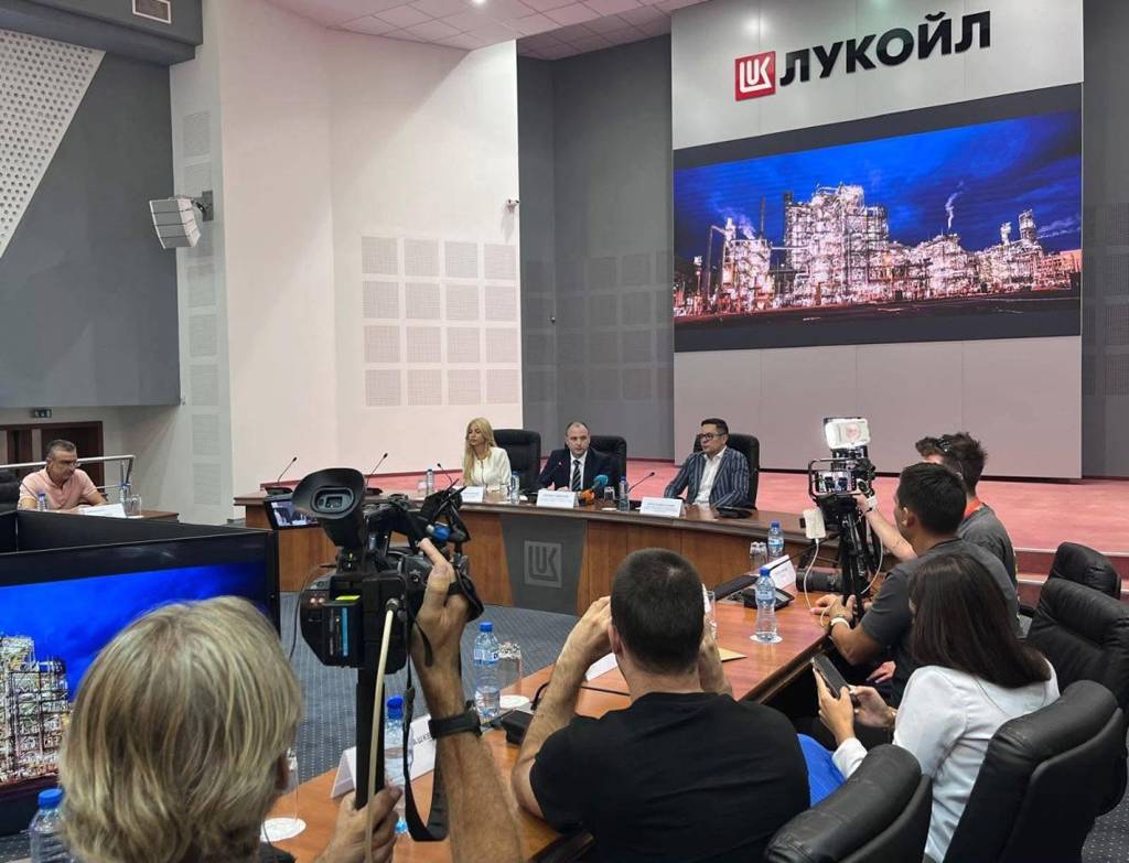 Вицепремиерът и министър на икономиката, инвестициите и индустрията Александър Пулев на съвместен брифинг с особения търговски управител на „Лукойл“ Евгени Симеонов по повод удължения лиценз за продължаване на дейността на „Лукойл“ в България. (https://www.mi.government.bg/)