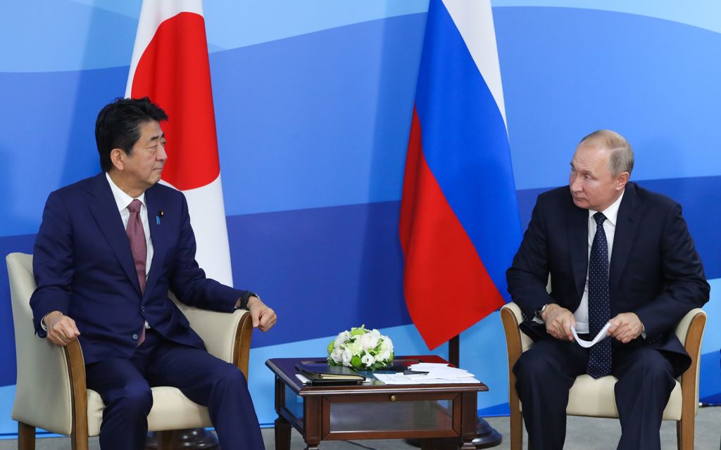 Япония протестира, докато Путин посети спорните острови 32 Японският министър-председател Шиндзо Абе (вляво) разговаря с руския президент Владимир Путин по време на среща във Владивосток на 5 септември 2019 г. (Mikhail Klimentyev/Sputnik/AFP via Getty Images)