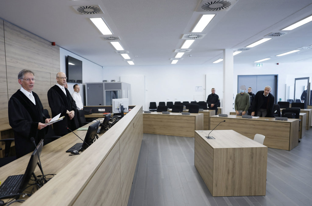 Германия посочи Китай сред основните действащи лица в транснационалните репресии 30 Съдия Ханс Шлютер-Щаатс (вляво) стои в съдебната зала на висшия областен съд в Дрезден, Източна Германия, в последния ден от нашумелия шпионски процес срещу двама предполагаеми шпиони в полза на Китай — подсъдимите Цзян Г. (втори отдясно), бивш помощник на тогавашния член на Европейския парламент Максимилиан Кра, от дясната партия „Алтернатива за Германия“ (AfD), и Яци С. (невидима), обвинена в шпионаж срещу германски отбранителни компании, на 30 септември 2025 г. (Odd Andersen/POOL/AFP via Getty Images)