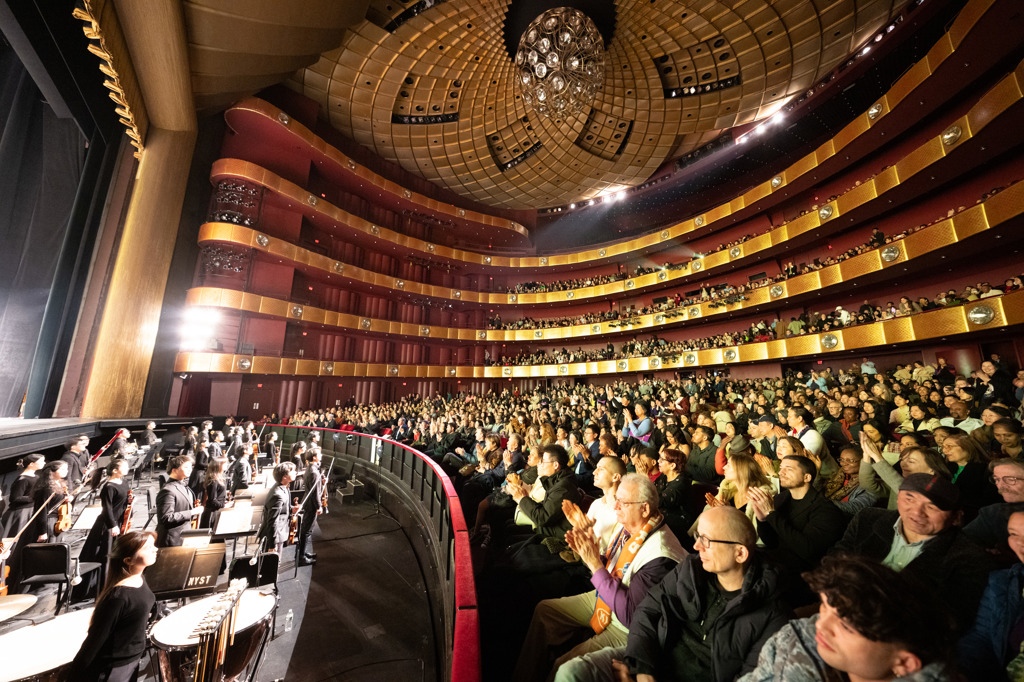 „Силно, емоционално“: Shen Yun откри турнето си по случай 20-ата годишнина пред препълнения „Линкълн Сентър“ 3 „Мощно, емоционално“: Shen Yun откри турнето си по случай 20-ата годишнина пред препълнения „Линкълн Сентър“