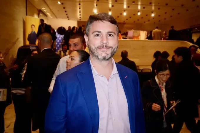 „Силно, емоционално“: Shen Yun откри турнето си по случай 20-ата годишнина пред препълнения „Линкълн Сентър“ 35 id6003950 13 20260325 newyork weiyong jameslindsay bestsellerauthor a 2 1200x800 1