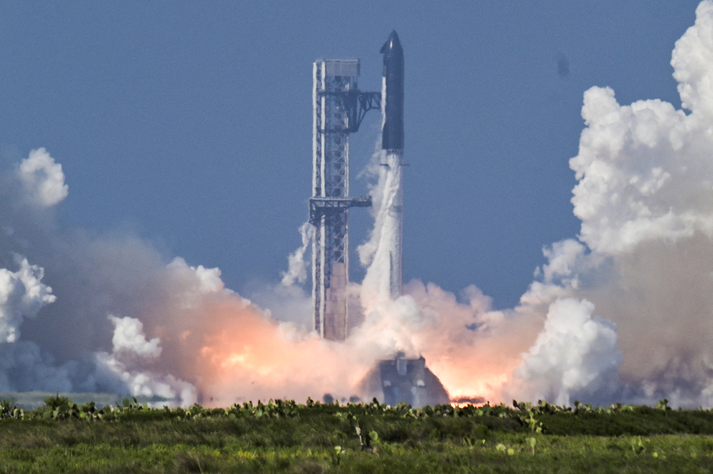 SpaceX ще построи космодрум за 100 милиарда долара в Луизиана 31 Ракетен ускорител SpaceX Super Heavy, носещ космическия кораб Starship, излита при 12-ия си тестов полет от Starbase, Тексас, на 22 май 2026 г. (Steve Nesius/Reuters)
