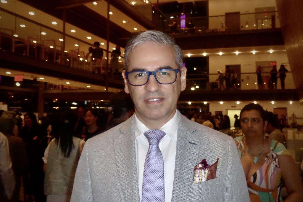 Защитник на човешките права: Shen Yun „защити китайската култура и човечността“