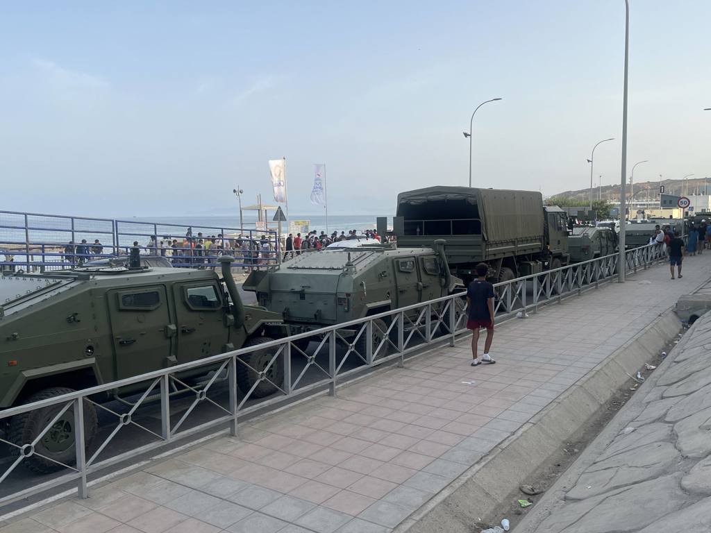 Испания: Мигранти се стекоха обратно към Мароко, но преминаванията в Сеута не спряха 23 Автомобили на испанската армия са разположени по крайбрежния път близо до границата като част от реакцията на мигрантския наплив в Сеута, на 31 юли 2026 г. (Etienne Fauchaire/The Epoch Times)