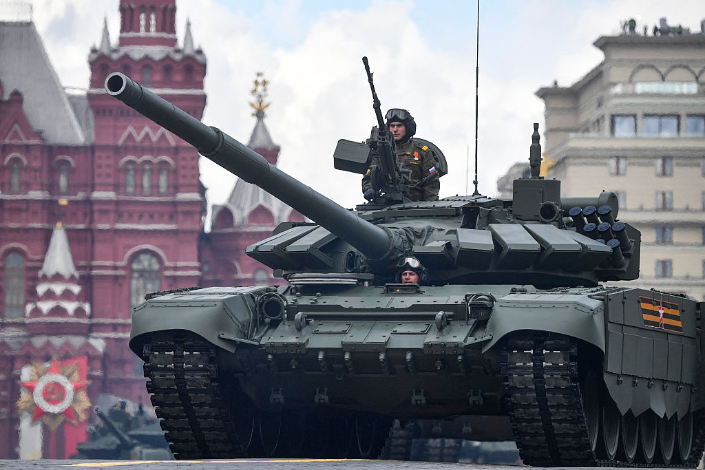 Ударите по Крим можеха да се увеличат седемкратно с по-бързо западно финансиране 37 Руски танк T-72B3M преминава през Червения площад по време на военния парад за Деня на победата в центъра на Москва на 9 май 2022 г. (Alexander Nemenov/AFP via Getty Images)