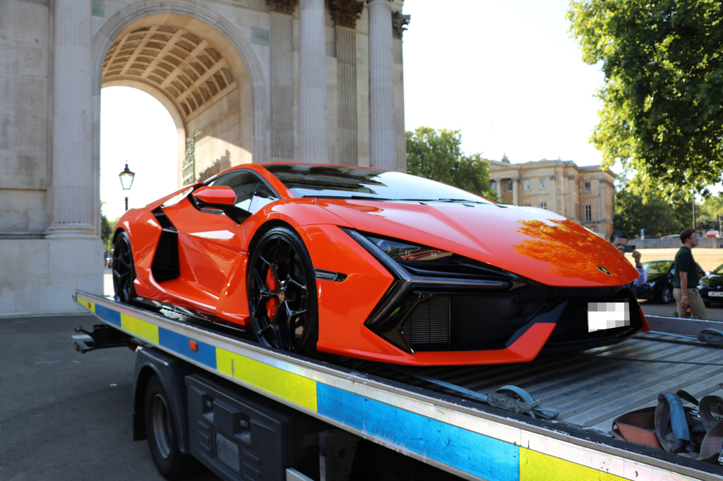 Лондонската полиция конфискува автомобили на стойност 10 милиона долара само за един уикенд по време на акция срещу антисоциалното шофиране 2 Lamborghini Revuelto, иззет от Метрополитън полицията в Лондон между 7 и 9 август. (С любезното съдействие на Метрополитън полицията)
