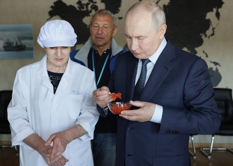 Китай подкрепяше Русия в антиамериканската си стратегия, докато Путин посещаваше спорните острови край Япония 1 Китай напредваше с антиамериканската си стратегия, като застана на страната на Русия, докато Путин посещаваше спорните острови близо до Япония, казаха анализатори.