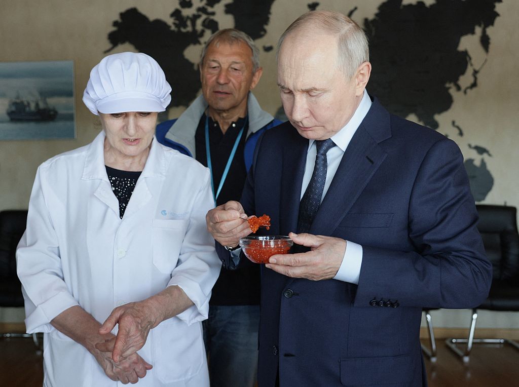 Япония протестира, докато Путин посещава спорните острови