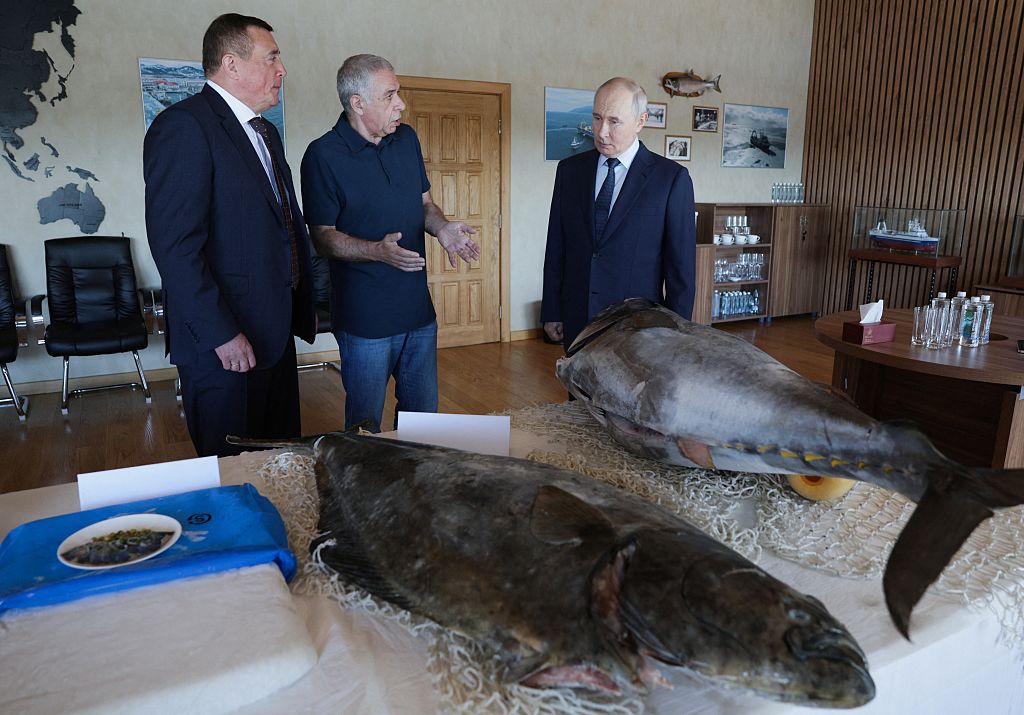 Япония протестира, докато Путин посети спорните острови 31 Руският президент Владимир Путин (вдясно) посещава рибопреработвателния завод „Ясний“ на остров Итуруп, един от четирите острова в спорната верига, известна в Русия като Курилските острови, а в Япония като Северните територии, на 13 август 2026 г. (Gavriil Grigorov/AFP via Getty Images)