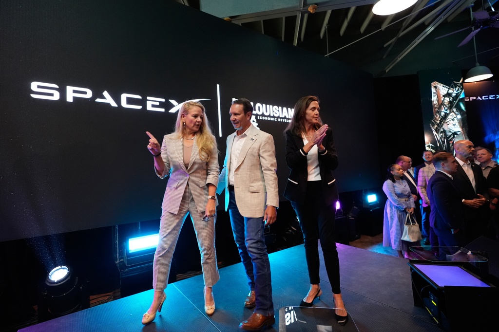 SpaceX ще построи космодрум за 100 милиарда долара в Луизиана 30 Президентът и оперативен директор на SpaceX Гуин Шотуел (вляво) разговаря с губернатора на Луизиана Джеф Ландри (в центъра) и секретаря на Louisiana Economic Development Сюзън Бонет Буржоа по време на събитие на SpaceX, на което беше обявено споразумение за изграждане на космодрум в Луизиана, в Абивил, щата Луизиана, на 25 август 2026 г. (Gerald Herbert/AP Photo)