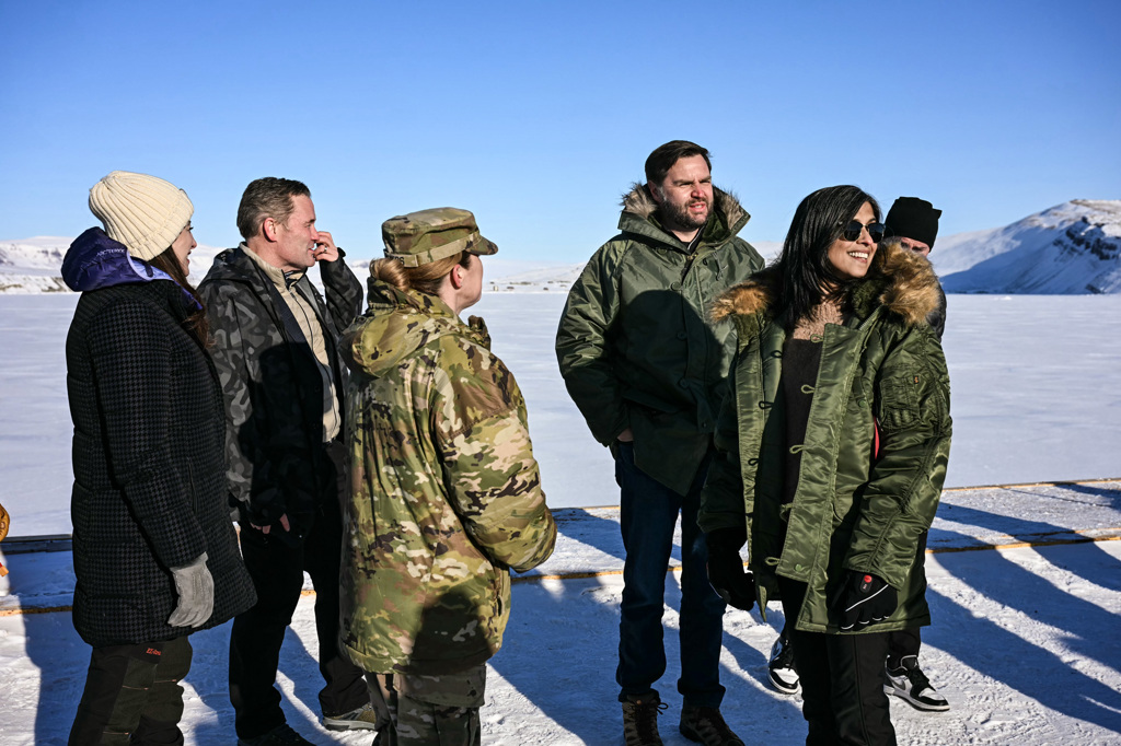 Дания даде знак, че сделка на Тръмп за Гренландия ще засили сигурността в Арктика 26 Вицепрезидентът на САЩ Джей Ди Ванс (втори отдясно) и втората дама Уша Ванс (вдясно), придружени от съветника по националната сигурност Майк Уолц (втори отляво), обикалят космическата база Питуфик на американската армия в Гренландия на 28 март 2025 г. (Jim Watson/Pool/Getty Images)
