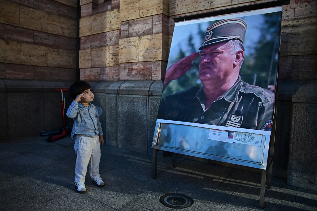 Хърватският президент заяви, че държавно погребение на Младич би затворило вратата към ЕС за Сърбия