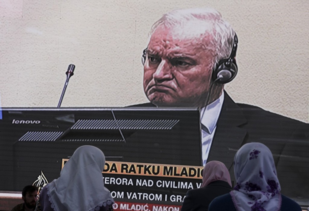 Хърватският президент казва, че държавно погребение на Младич би затворило вратата към ЕС за Сърбия 30 Жени гледат пряко излъчване от Трибунала за военни престъпления за бивша Югославия в Хага, докато бившият военен лидер на босненските сърби Ратко Младич (на снимката) е признат за виновен за военни престъпления, в Поточари, близо до Сребреница, Босна и Херцеговина, на 8 юни 2021 г. (Darko Bandic/AP)