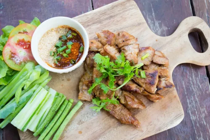 Тайната на приготвянето на вкусно тайландско свинско на скара