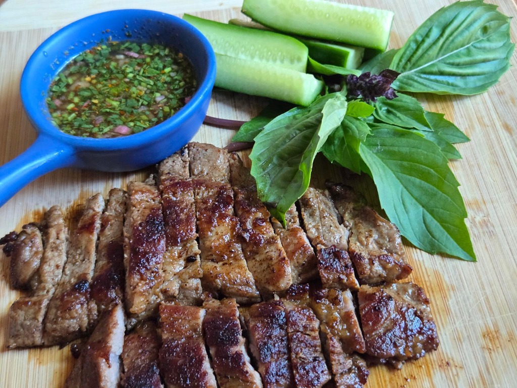 Тайната на приготвянето на вкусно тайландско свинско на скара 30 Свинската плешка е крехка и добре прошарена, което я прави идеална за печене на скара. (Кевин Револински)