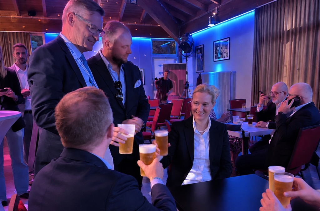 AfD спечели ключови регионални избори в Германия 35 Алис Вайдел, съпредседател на AfD, празнува изборния резултат на партията в Саксония-Анхалт заедно с привърженици и Балаж Орбан, бивш политически директор на бившия унгарски министър-председател Виктор Орбан, в бара на Altes Theater в Магдебург на 6 септември 2026 г. (Etienne Fauchaire/The Epoch Times)