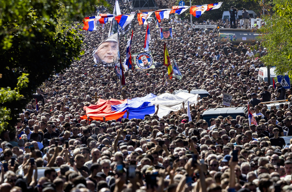 Популистът Вучич в Сърбия се кандидатира за министър-председател 19 Хора се събират за траурното шествие за бившия командир на армията на босненските сърби Ратко Младич в Белград, Сърбия, на 7 септември 2026 г. (Srdjan Stevanovic/Getty Images)