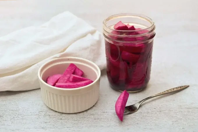 Бързо мариновани ряпа и цвекло, за да озарят ястията ви