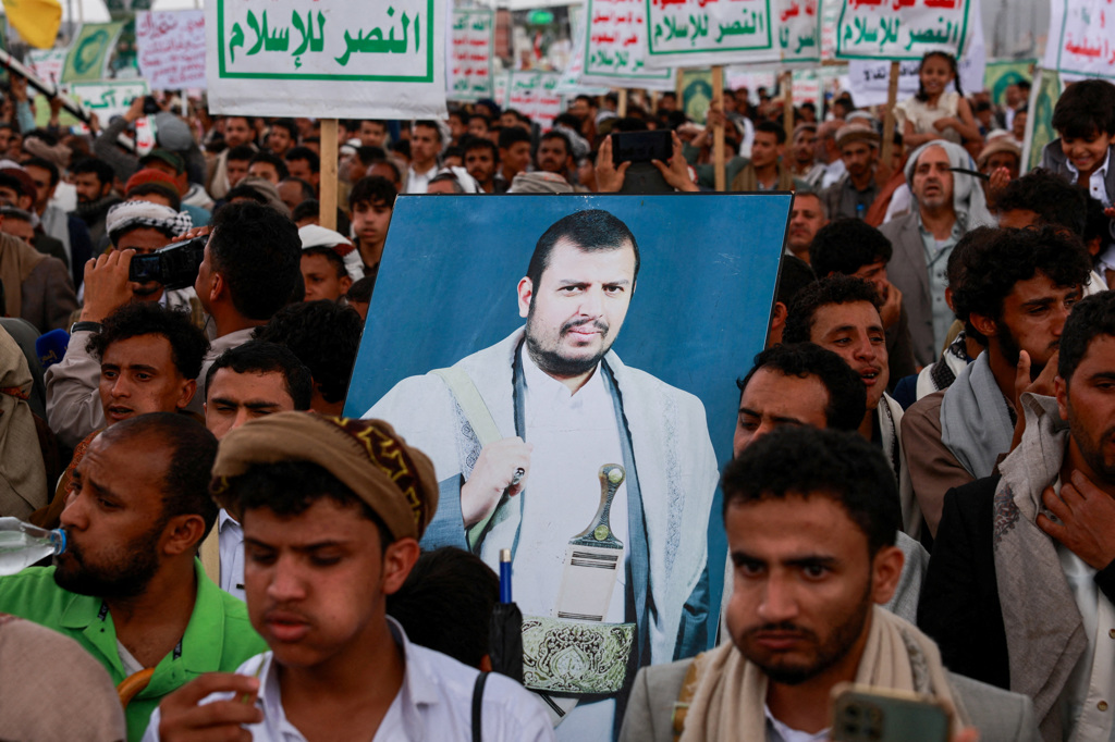 Г-7 призова Иран да прекрати подкрепата си за хутите 7 FILE PHOTO: Houthi supporters hold a poster of Houthi leader Abdul-Malik al-Houthi during an anti-Saudi rally amid an escalation with the kingdom, in Sanaa, Yemen, July 31, 2026. REUTERS/Khaled Abdullah/File Photo