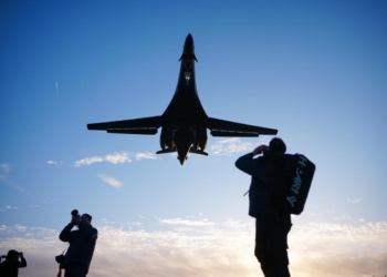 САЩ изтеглиха бомбардировачите B-1 от Феърфорд 2 Бомбардировач B-1 на Военновъздушните сили на САЩ каца в британската база Феърфорд на 11 март 2026 г.