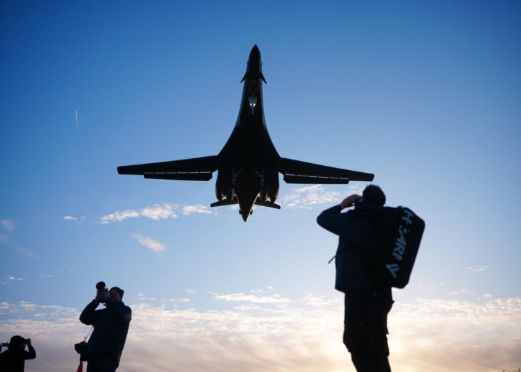 Бомбардировач B-1 на Военновъздушните сили на САЩ каца в британската база Феърфорд на 11 март 2026 г.