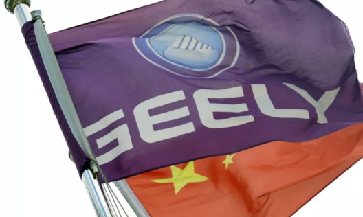 Знамето на автомобилната марка Geely и китайското знаме