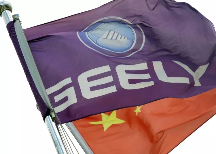Знамето на автомобилната марка Geely и китайското знаме